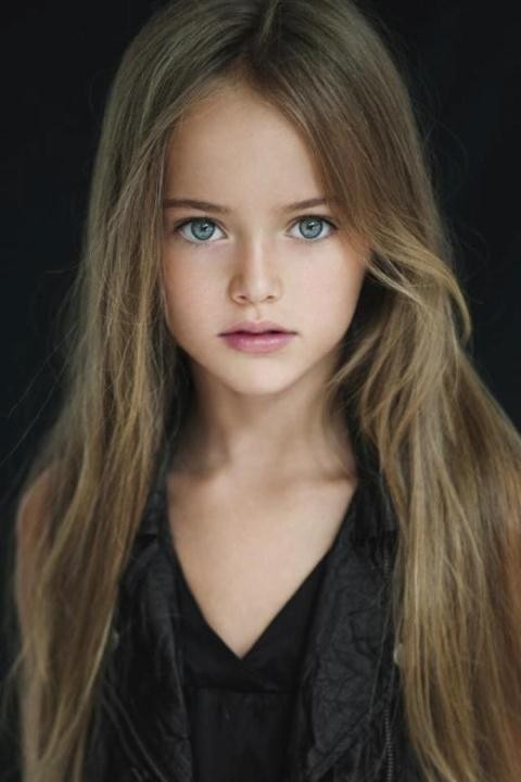 Kristina Pimenova  bé gái xinh đẹp nhất thế giới, sinh ngày 27/12/2005, là mẫu nhí nổi tiếng đến từ Nga với đôi mắt xanh trong veo hút hồn, gương mặt búp bê trong sáng như thiên thần.